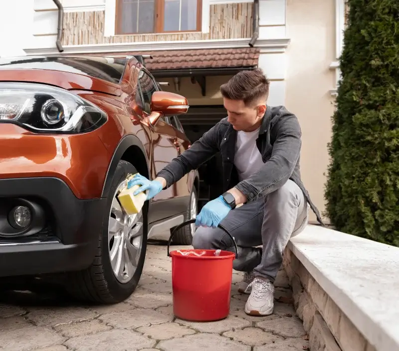 Lavage auto à domicile Sainte-Flaive-des-Loups : professionnel intervenant sur un véhicule